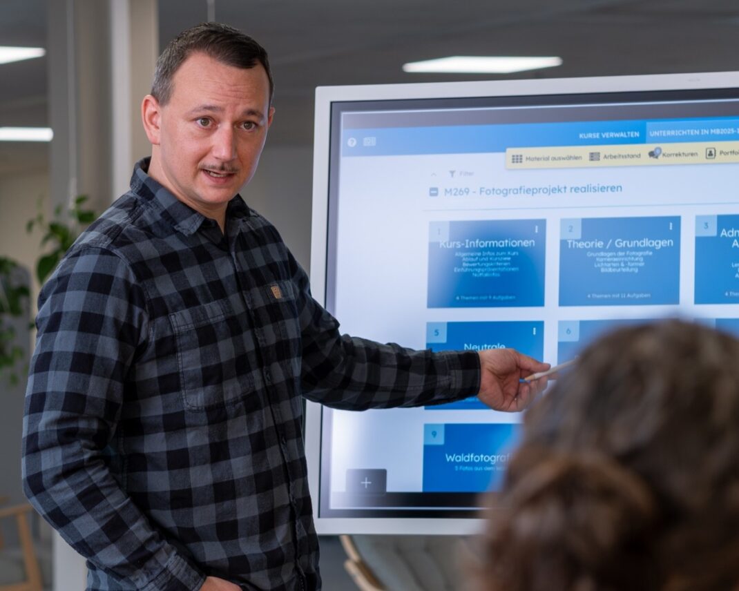 Überbetriebliche Kurse im ICT LearnHub Mägenwil in moderner Lernumgebung